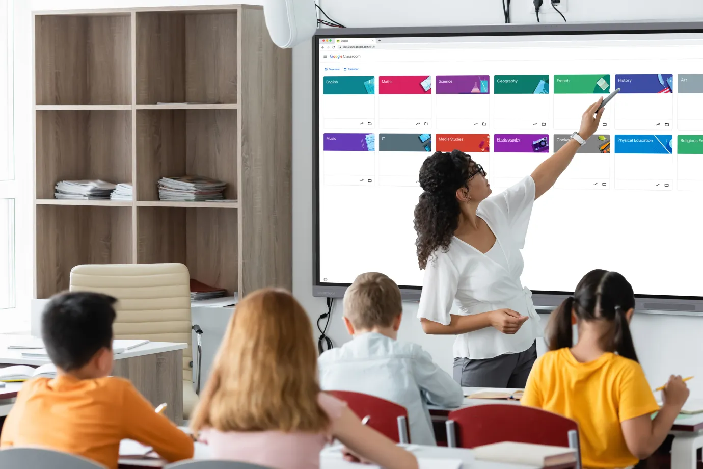 Helppo ja monipuolinen kosketusnäyttö Clevertouch PRO3 toimistoon